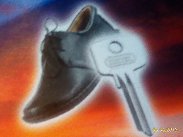 Zdjęcie buta i klucza